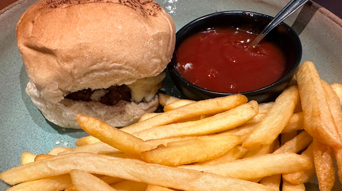 Portal AssisCity - Para as crianças, o restaurante também oferece um hambúrguer em tamanho infantil - Foto: Portal AssisCity